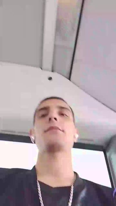 Kingunner18 live cam on Cam4