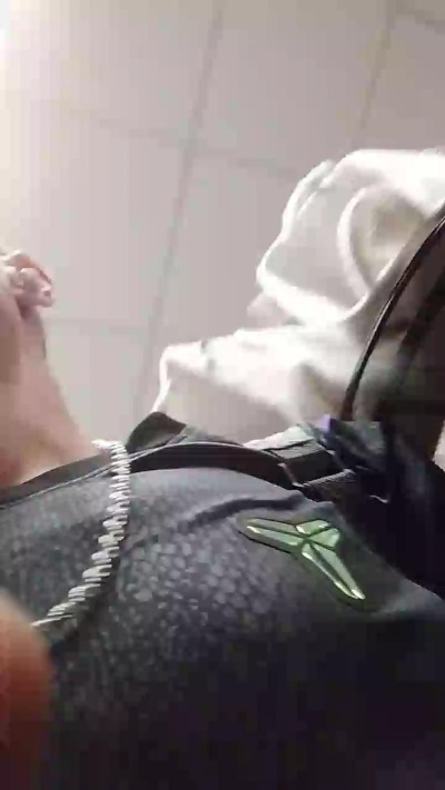 Kingunner18 live cam on Cam4