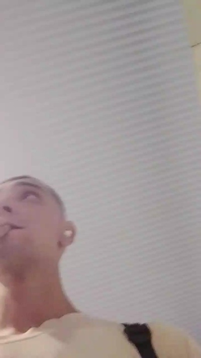 Kingunner18 live cam on Cam4