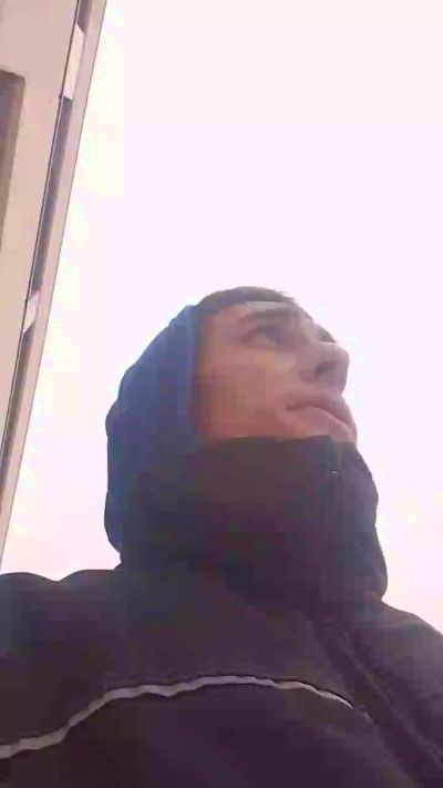 Kingunner18 live cam on Cam4