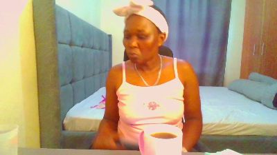Kinky_Naya live cam on Cam4