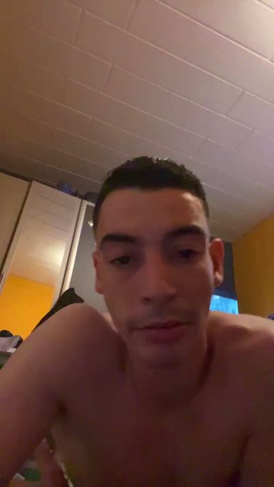 Kinkyyoungboy live cam on Cam4