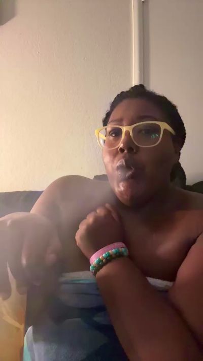 KissMeLeah live cam on Cam4