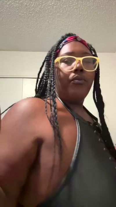 KissMeLeah live cam on Cam4