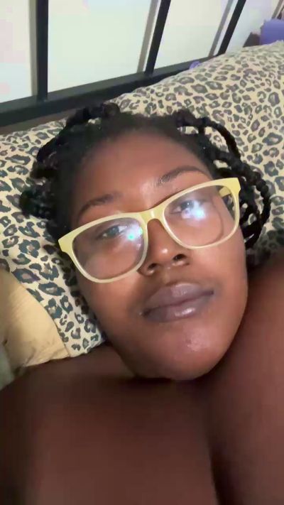 KissMeLeah live cam on Cam4
