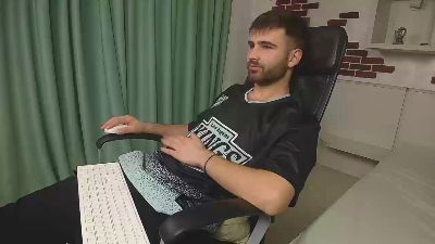 KyloEast live cam on Cam4