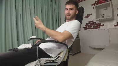 KyloEast live cam on Cam4