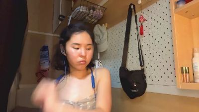 KyongOubre live cam on Cam4