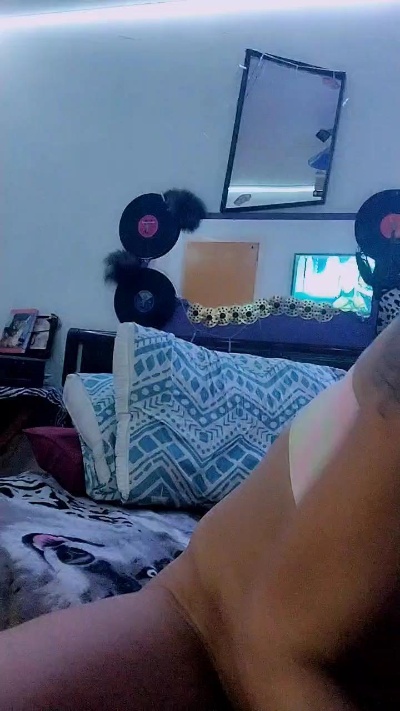LaGuilleMiaw live cam on Cam4