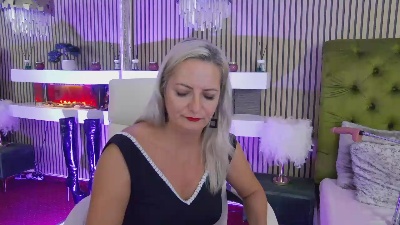 LadyTouch4u live cam on Cam4