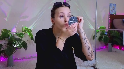 LannieShimo live cam on Cam4
