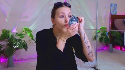 LannieShimo live cam on Cam4