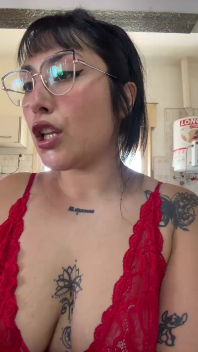 Lareyni26 live cam on Cam4