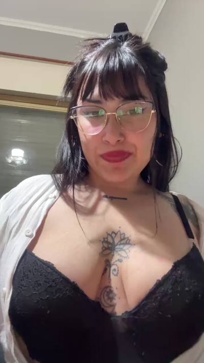 Lareyni26 live cam on Cam4