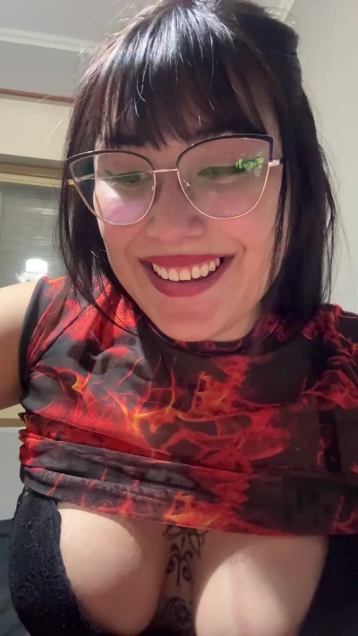 Lareyni26 live cam on Cam4
