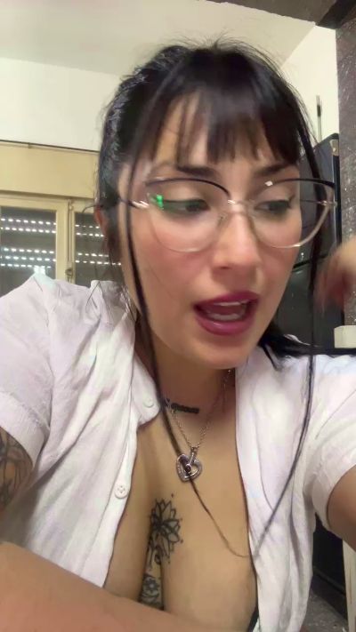 Lareyni26 live cam on Cam4