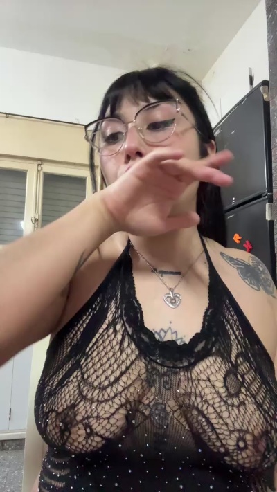 Lareyni26 live cam on Cam4