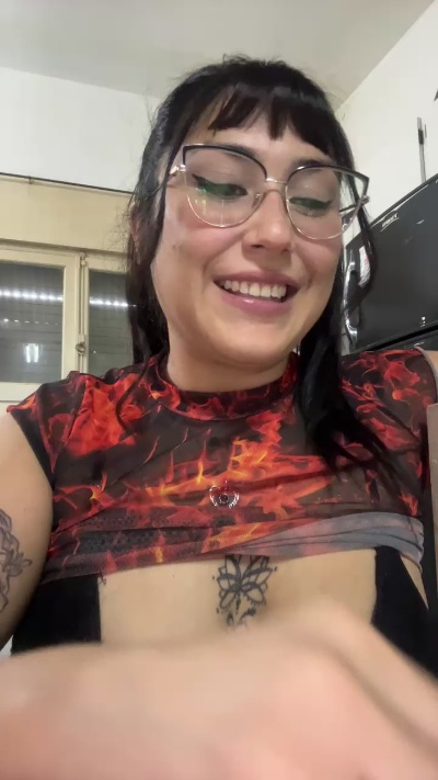 Lareyni26 live cam on Cam4