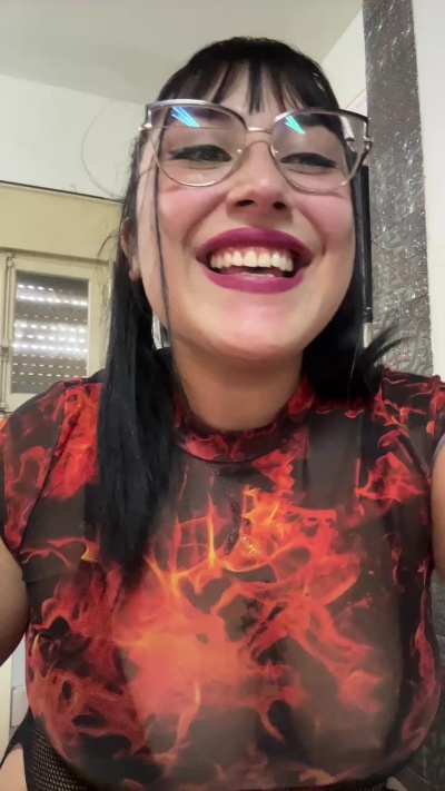 Lareyni26 live cam on Cam4