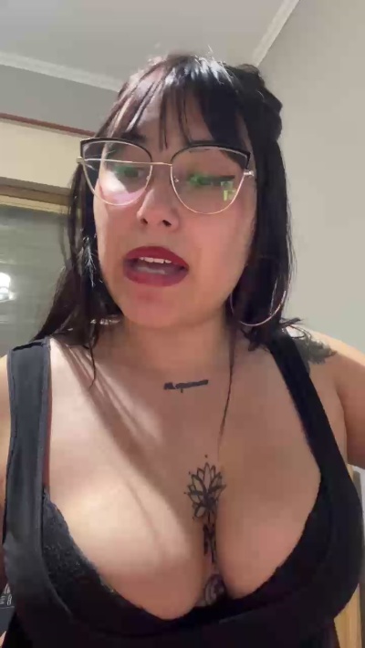 Lareyni26 live cam on Cam4