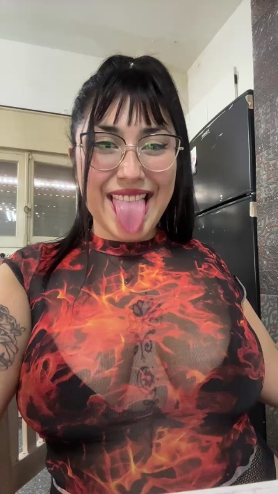 Lareyni26 live cam on Cam4