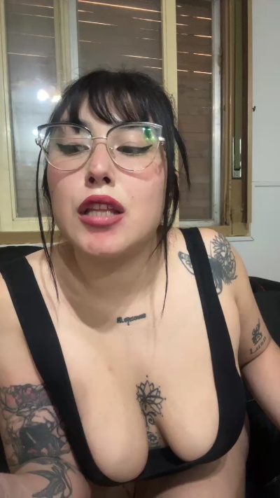 Lareyni26 live cam on Cam4