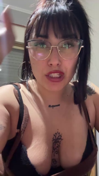 Lareyni26 live cam on Cam4