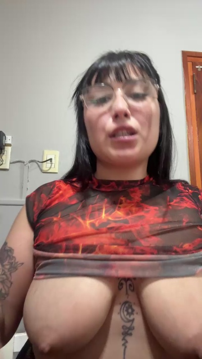 Lareyni26 live cam on Cam4