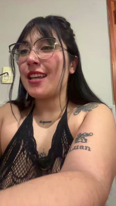 Lareyni26 live cam on Cam4
