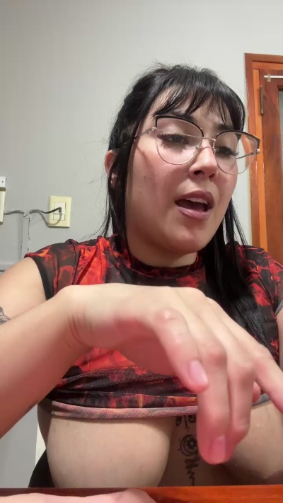 Lareyni26 live cam on Cam4