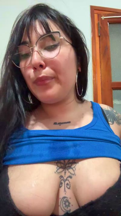 Lareyni26 live cam on Cam4