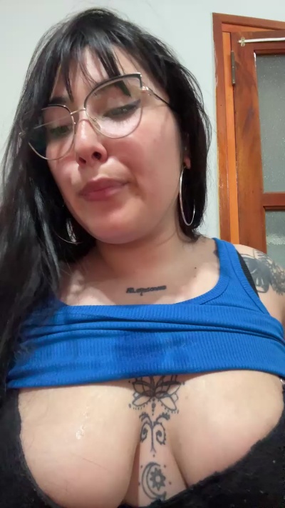 Lareyni26 live cam on Cam4