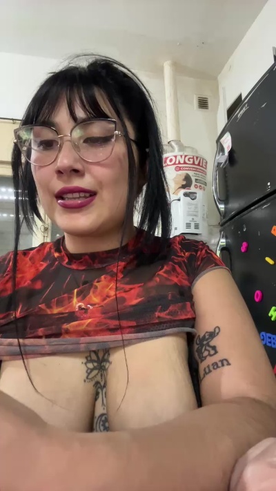 Lareyni26 live cam on Cam4