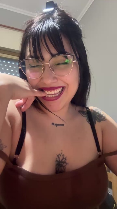 Lareyni26 live cam on Cam4