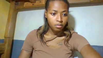 Laris_chou live cam on Cam4