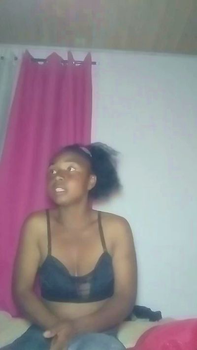 Larissa77 live cam on Cam4