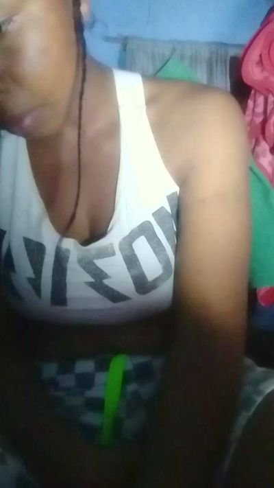 Larissa77 live cam on Cam4