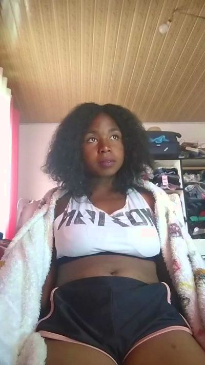 Larissa77 live cam on Cam4