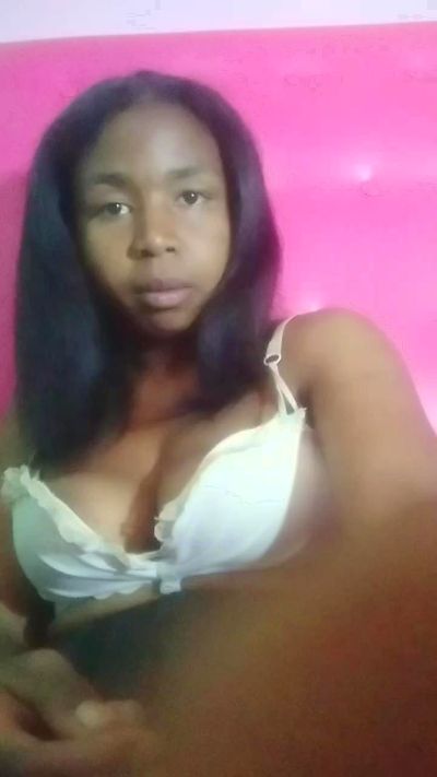 Larissa77 live cam on Cam4