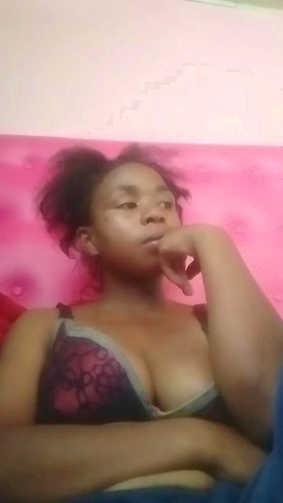 Larissa77 live cam on Cam4