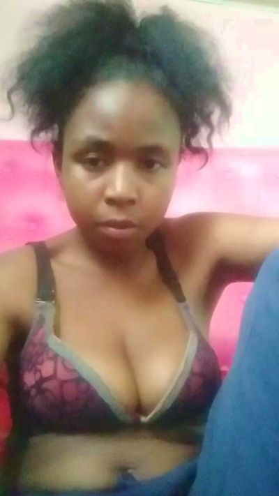 Larissa77 live cam on Cam4