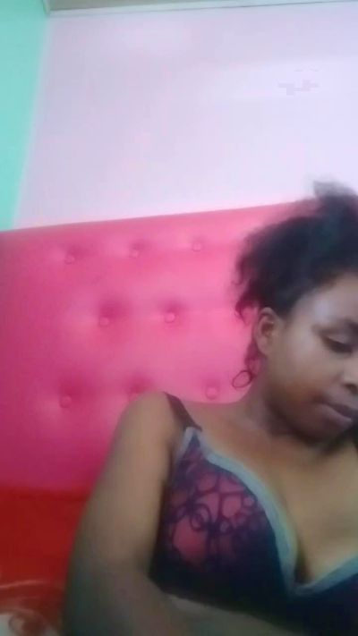 Larissa77 live cam on Cam4