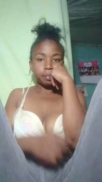 Larissa77 live cam on Cam4