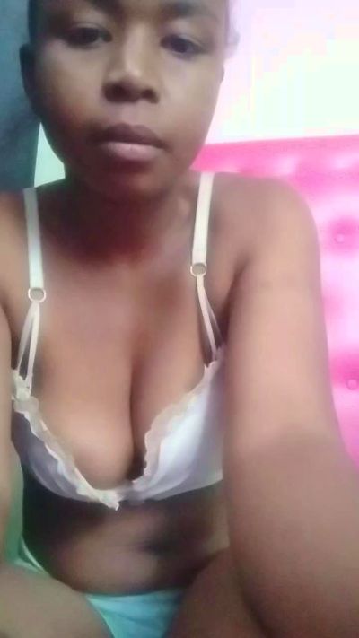 Larissa77 live cam on Cam4