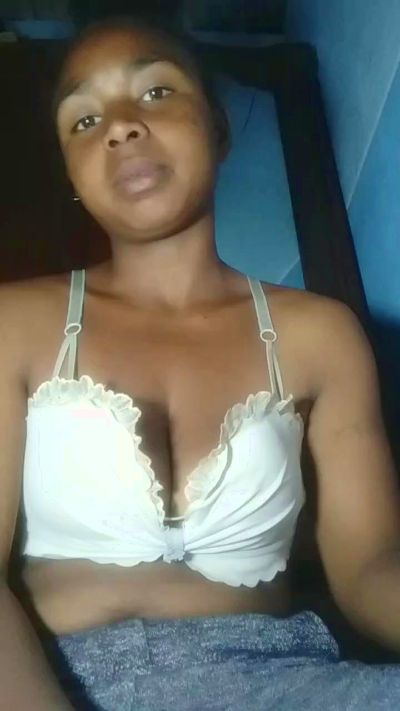 Larissa77 live cam on Cam4
