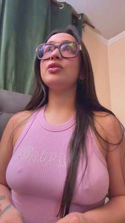 Latinaakita4 live cam on Cam4