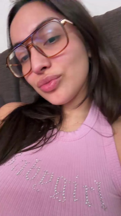 Latinaakita4 live cam on Cam4