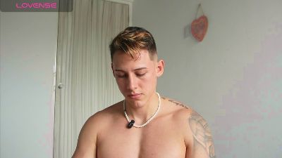 Latino_Milk_99 live cam on Cam4