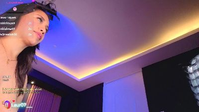 LauRoberts live cam on Cam4