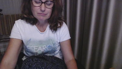 LauraOven live cam on Cam4